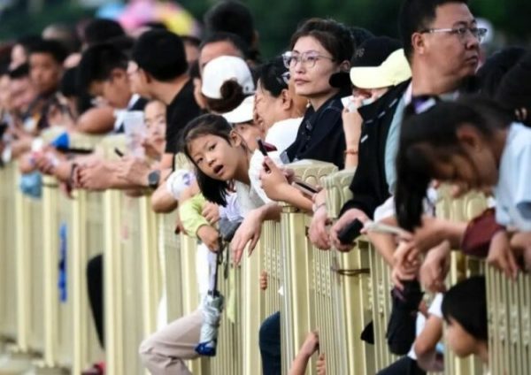 神兽踏云、风神起舞！泰名尔花车“破壁”出巡，赤峰绽放文化瑰宝