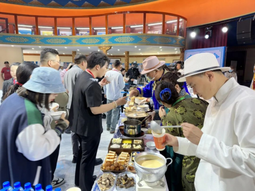 一碗奶茶里的中华民族共同体： 液态史诗中的千年交融