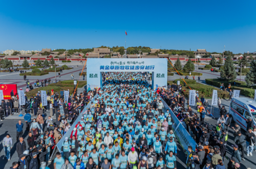 三千徒步爱好者共赴草原之约，锡林浩特黄金牧歌步行活动圆满举行